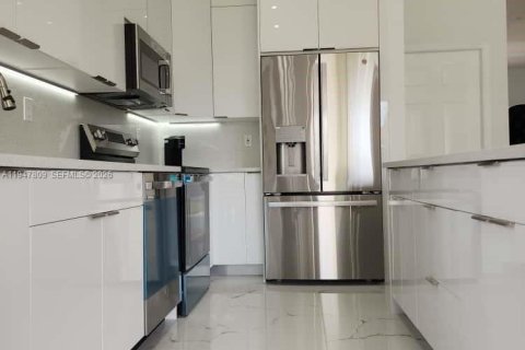 Villa ou maison à vendre à Miami, Floride: 3 chambres, 138.05 m2 № 2005045 - photo 15