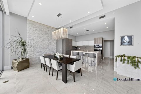 Condominio en venta en Miami, Florida, 5 dormitorios, 354.14 m2 № 2045945 - foto 8