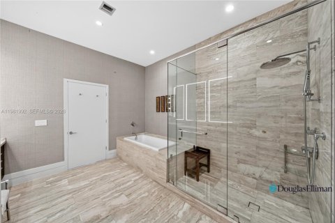 Condominio en venta en Miami, Florida, 5 dormitorios, 354.14 m2 № 2045945 - foto 17