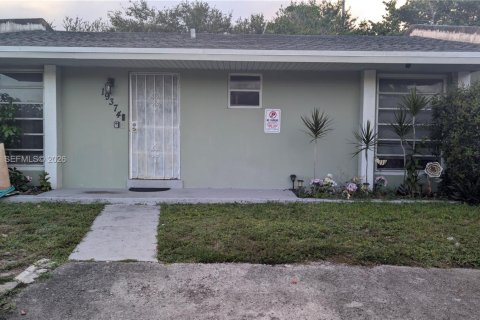 Adosado en venta en Miami Gardens, Florida, 2 dormitorios, 81.1 m2 № 2088409 - foto 2