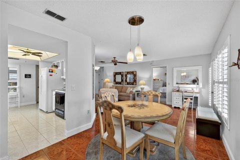Condo in New Port Richey, Florida, 2 bedrooms  № 1903478 - photo 11