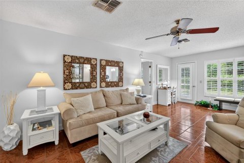 Condo in New Port Richey, Florida, 2 bedrooms  № 1903478 - photo 7