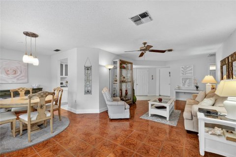 Condo in New Port Richey, Florida, 2 bedrooms  № 1903478 - photo 9