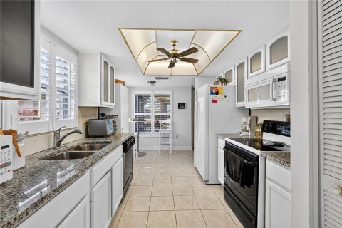 Condo in New Port Richey, Florida, 2 bedrooms  № 1903478 - photo 12