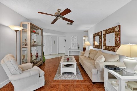 Condo in New Port Richey, Florida, 2 bedrooms  № 1903478 - photo 8