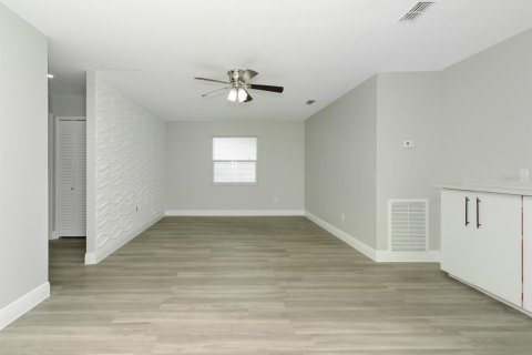 House in Deltona, Florida 3 bedrooms, 192.4 sq.m. № 2092122 - photo 8