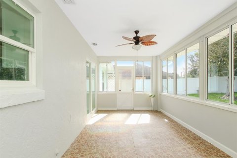 House in Deltona, Florida 3 bedrooms, 192.4 sq.m. № 2092122 - photo 25