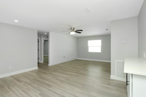 House in Deltona, Florida 3 bedrooms, 192.4 sq.m. № 2092122 - photo 9