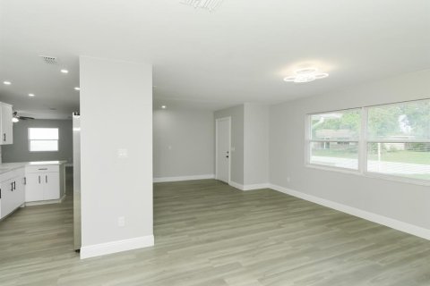 House in Deltona, Florida 3 bedrooms, 192.4 sq.m. № 2092122 - photo 7