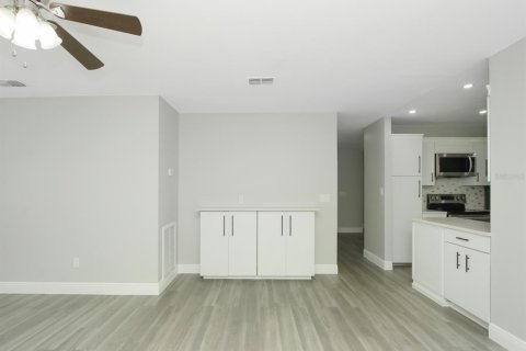 House in Deltona, Florida 3 bedrooms, 192.4 sq.m. № 2092122 - photo 4