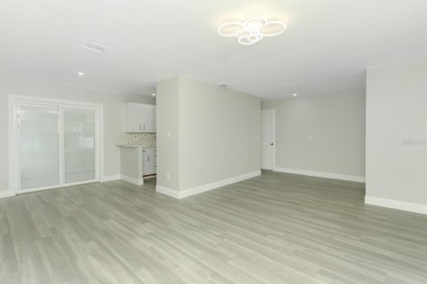 House in Deltona, Florida 3 bedrooms, 192.4 sq.m. № 2092122 - photo 5
