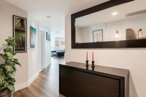 Condo in Miami, Florida, 2 bedrooms  № 2168071 - photo 2