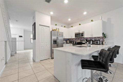 Townhouse in Homestead, Florida 3 bedrooms, 143.53 sq.m. № 1863732 - photo 17