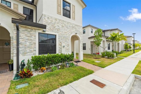 Townhouse in Homestead, Florida 3 bedrooms, 143.53 sq.m. № 1863732 - photo 3
