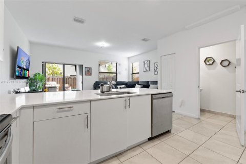 Townhouse in Homestead, Florida 3 bedrooms, 143.53 sq.m. № 1863732 - photo 14