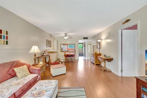 Condo in Lauderhill, Florida, 2 bedrooms  № 2014063 - photo 3