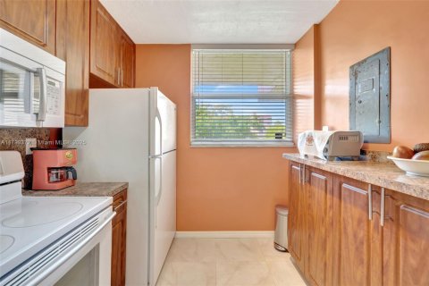Condo in Lauderhill, Florida, 2 bedrooms  № 2014063 - photo 11