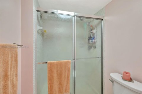 Condo in Lauderhill, Florida, 2 bedrooms  № 2014063 - photo 16