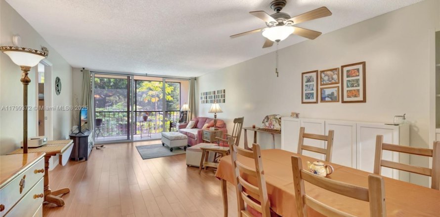 Condo in Lauderhill, Florida, 2 bedrooms  № 2014063