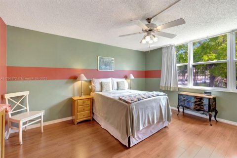Condo in Lauderhill, Florida, 2 bedrooms  № 2014063 - photo 13