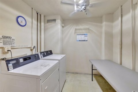 Condo in Lauderhill, Florida, 2 bedrooms  № 2014063 - photo 24