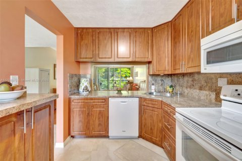 Condo in Lauderhill, Florida, 2 bedrooms  № 2014063 - photo 10