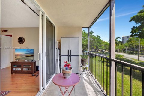 Condo in Lauderhill, Florida, 2 bedrooms  № 2014063 - photo 21