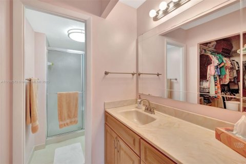 Condo in Lauderhill, Florida, 2 bedrooms  № 2014063 - photo 15