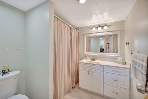 Condo in Lauderhill, Florida, 2 bedrooms  № 2014063 - photo 19