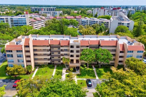 Condo in Lauderhill, Florida, 2 bedrooms  № 2014063 - photo 25