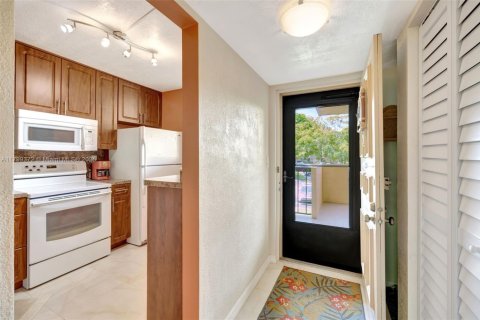 Condo in Lauderhill, Florida, 2 bedrooms  № 2014063 - photo 8