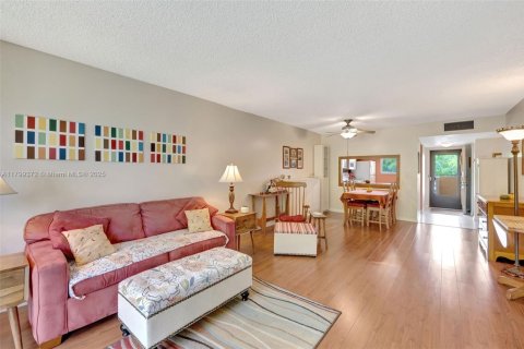 Condo in Lauderhill, Florida, 2 bedrooms  № 2014063 - photo 2