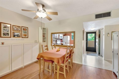 Condo in Lauderhill, Florida, 2 bedrooms  № 2014063 - photo 4