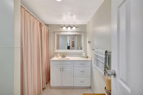 Condo in Lauderhill, Florida, 2 bedrooms  № 2014063 - photo 20