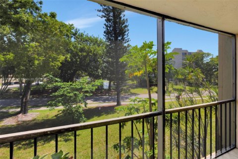 Condo in Lauderhill, Florida, 2 bedrooms  № 2014063 - photo 23