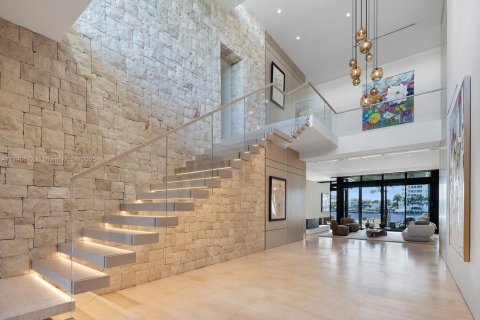 House in Golden Beach, Florida 6 bedrooms, 709.31 sq.m. № 1874469 - photo 2
