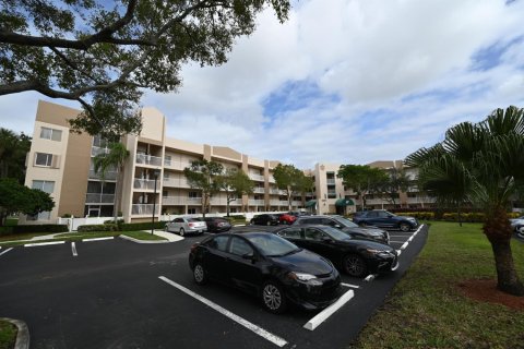 Condo in Tamarac, Florida, 2 bedrooms  № 1207352 - photo 1