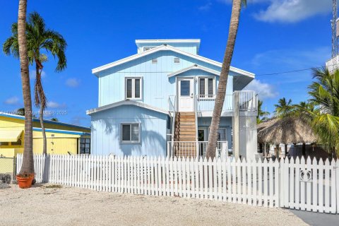 House in Tavernier, Florida 5 bedrooms № 1863612 - photo 1