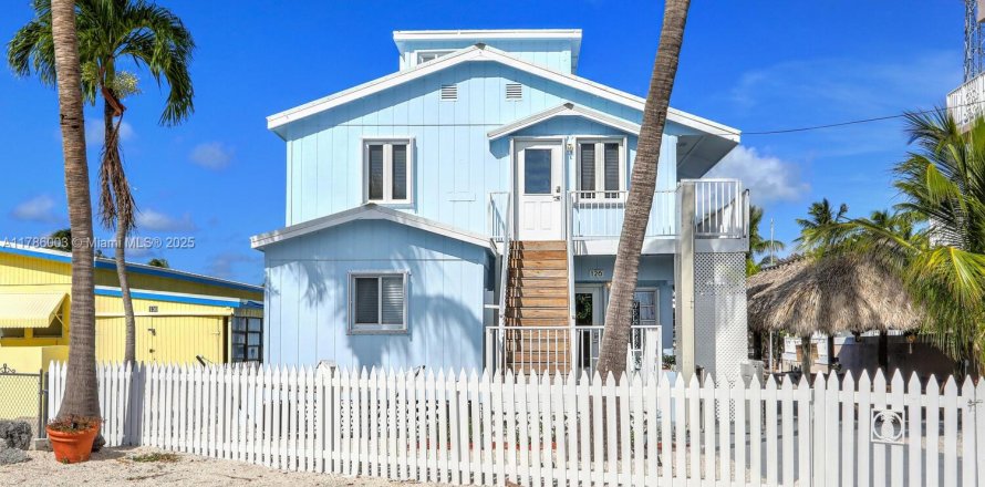 House in Tavernier, Florida 5 bedrooms № 1863612
