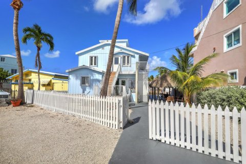 House in Tavernier, Florida 5 bedrooms № 1863612 - photo 2