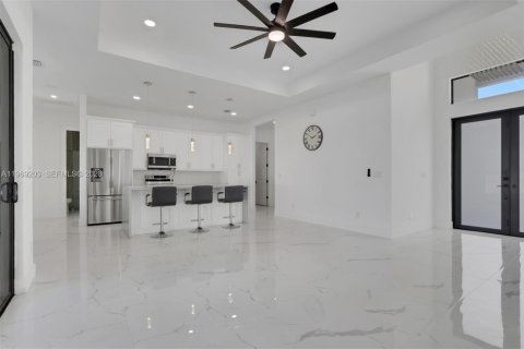 House in Cape Coral, Florida 4 bedrooms, 161.28 sq.m. № 2031417 - photo 17