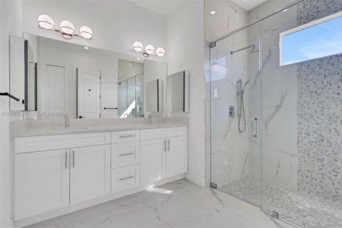 House in Cape Coral, Florida 4 bedrooms, 161.28 sq.m. № 2031417 - photo 27