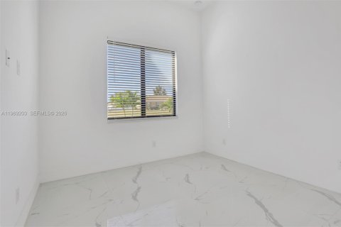 House in Cape Coral, Florida 4 bedrooms, 161.28 sq.m. № 2031417 - photo 28