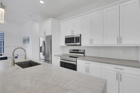 House in Cape Coral, Florida 4 bedrooms, 161.28 sq.m. № 2031417 - photo 19