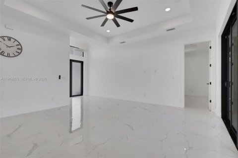 House in Cape Coral, Florida 4 bedrooms, 161.28 sq.m. № 2031417 - photo 16