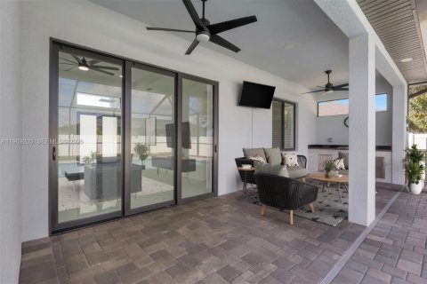 House in Cape Coral, Florida 4 bedrooms, 161.28 sq.m. № 2031417 - photo 12