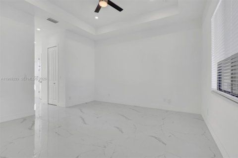 House in Cape Coral, Florida 4 bedrooms, 161.28 sq.m. № 2031417 - photo 24