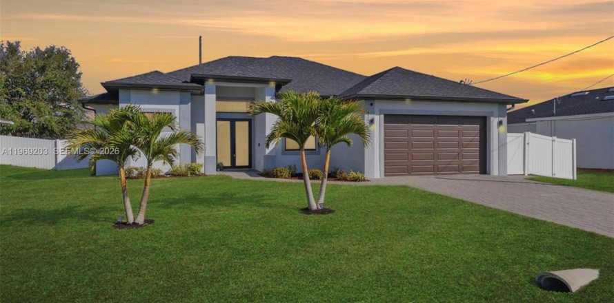 House in Cape Coral, Florida 4 bedrooms, 161.28 sq.m. № 2031417