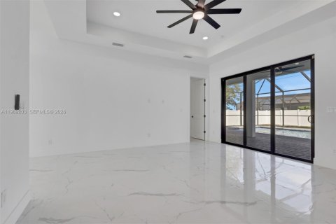 House in Cape Coral, Florida 4 bedrooms, 161.28 sq.m. № 2031417 - photo 15
