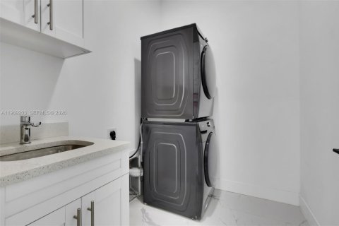 House in Cape Coral, Florida 4 bedrooms, 161.28 sq.m. № 2031417 - photo 30